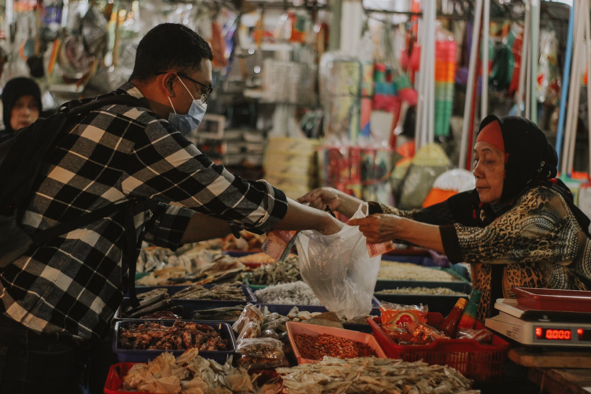 Interaksi penjual dan pembeli di pasar